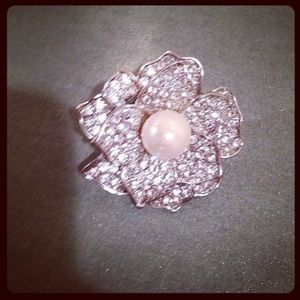 Flower ring won't diamond and pearls
